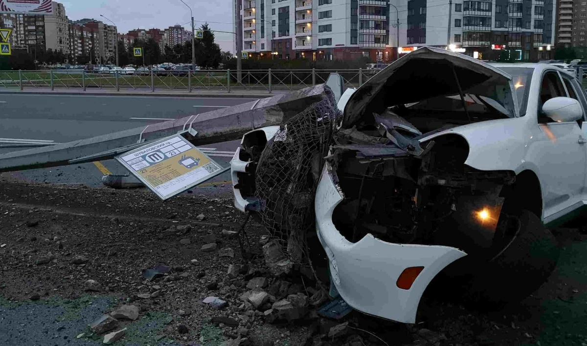 Porsche Cayenne попал в аварию на остановке троллейбуса в Петербурге - tvspb.ru