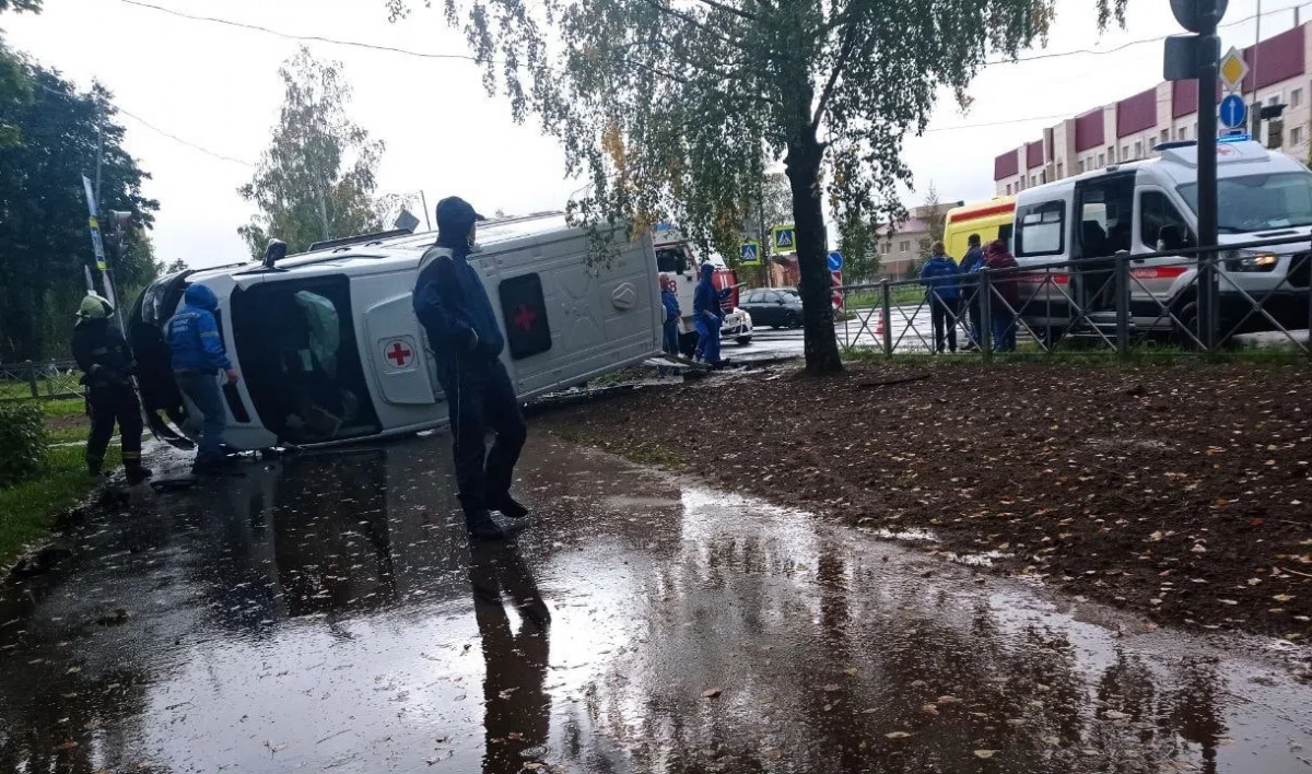 Медики, пациент и водитель пострадали в ДТП в Киришах, где легковушка  перевернула карету скорой | Телеканал Санкт-Петербург