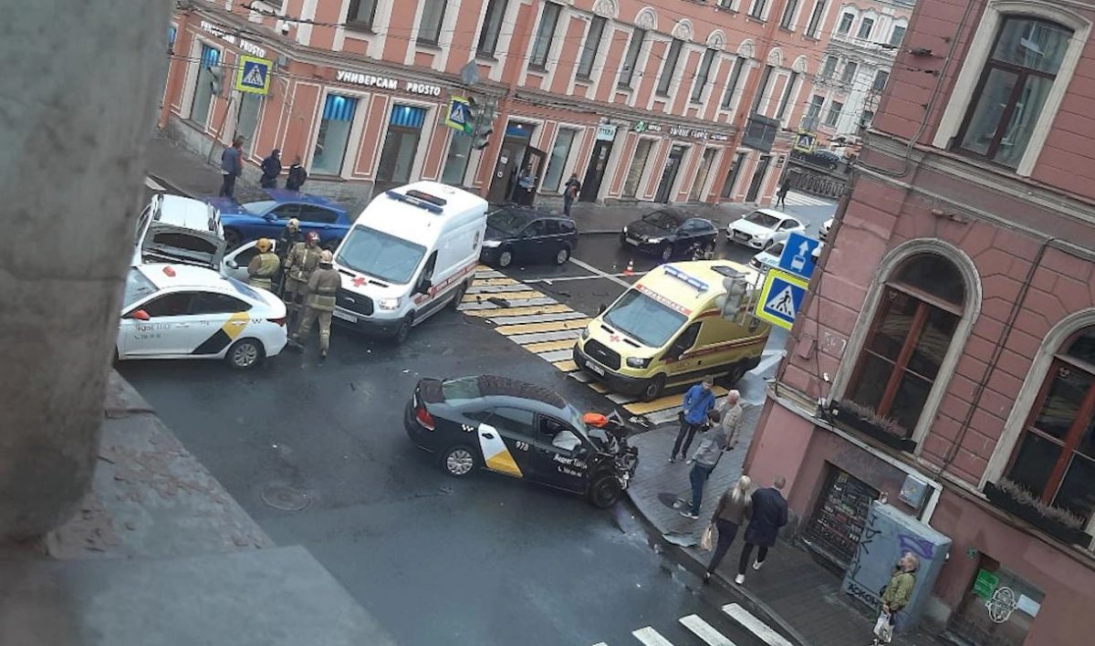Два такси влетели в иномарку на Казанской улице, собирается пробка - tvspb.ru