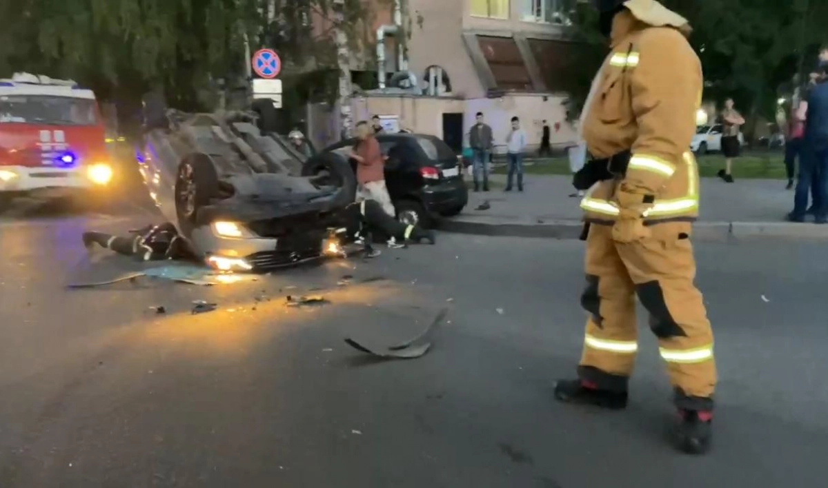 На Литовской улице перевернулся кроссовер. Видео - tvspb.ru