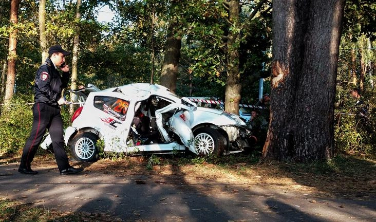 Под Сестрорецком раллийный автомобиль развалился после удара о дерево - tvspb.ru