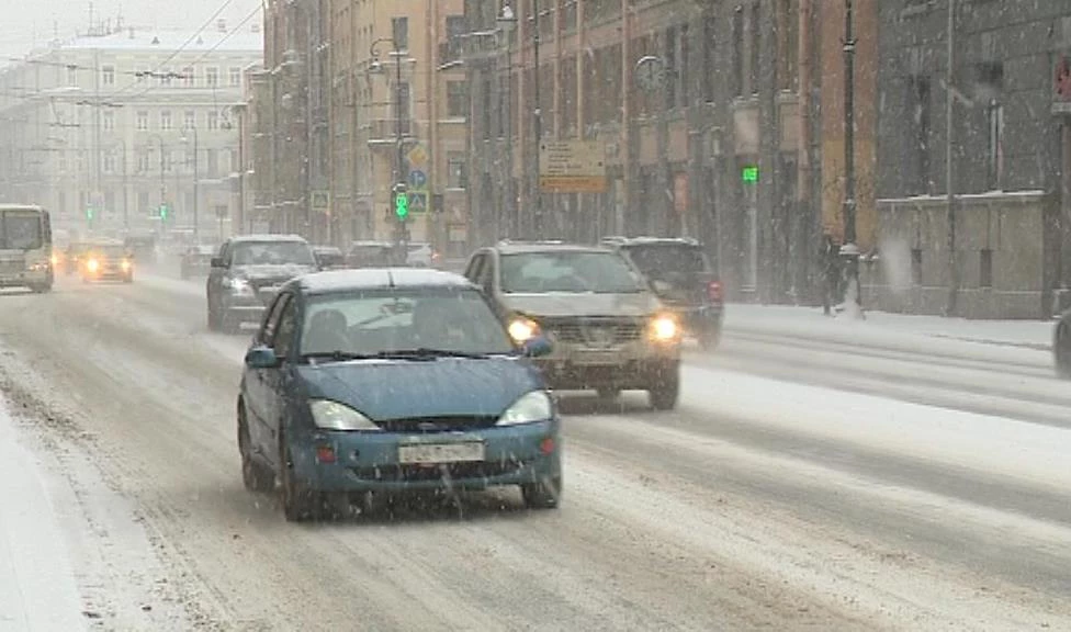 В ГИБДД рассказали, как снегопады повлияли на дорожную обстановку в Петербурге - tvspb.ru