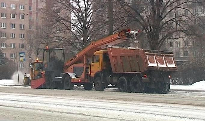Более тысячи дворников вышли на борьбу с выпавшим в Петербурге снегом - tvspb.ru