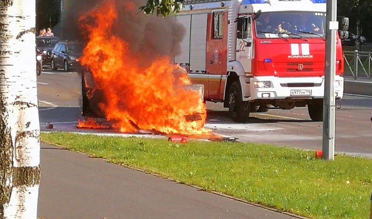 BMW сгорел после массовой аварии в Приморском районе, один человек пострадал - tvspb.ru