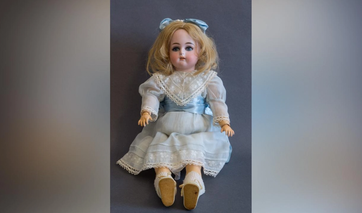 Музею «Царское Село» подарили немецкую куклу начала XX века - tvspb.ru