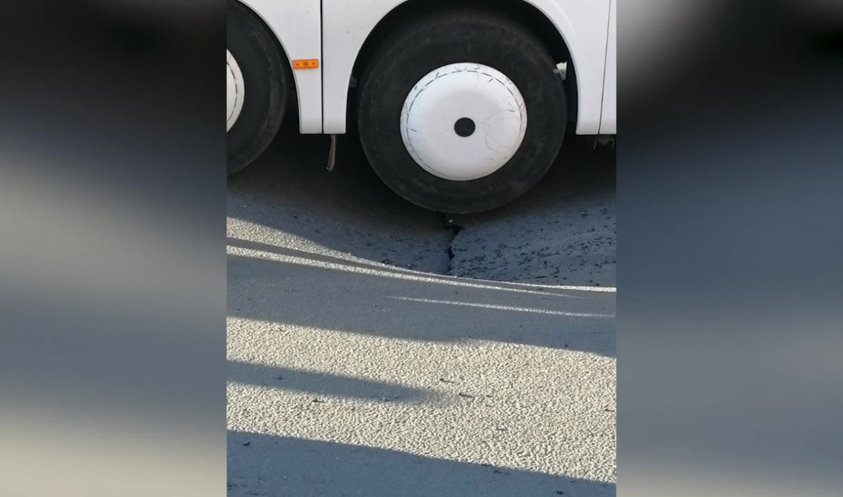 На проспекте Косыгина автобус застрял в яме - tvspb.ru