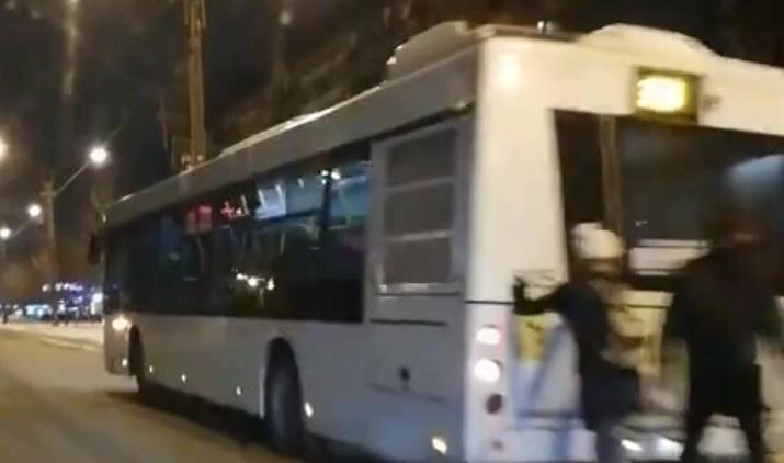 В Колпино пассажиры спасали автобус из снежной ловушки - tvspb.ru