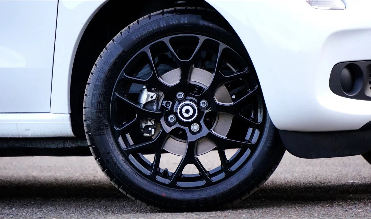 Главный синоптик Петербурга напомнил водителям о смене резины - tvspb.ru