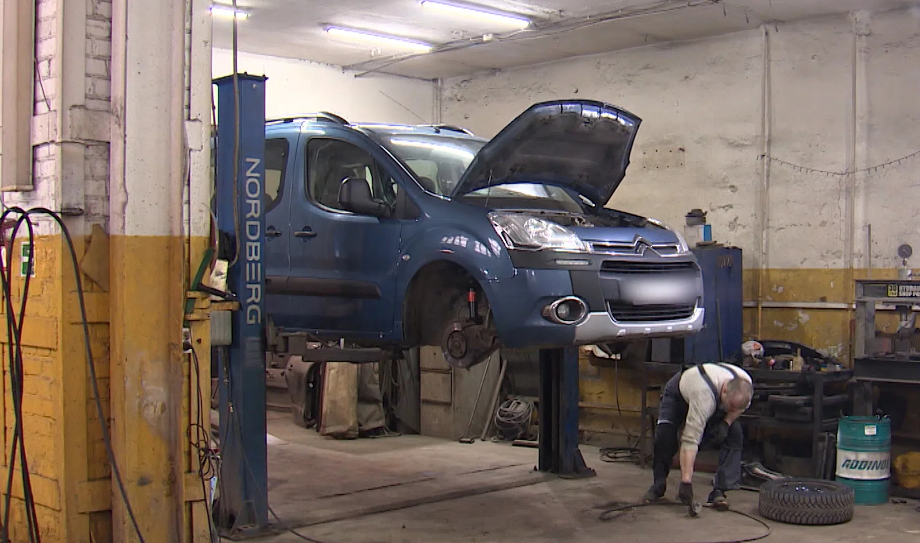 бизнес план автомастерской. жестянщик автомобилей. машина в автосервисе. германия авто автосервис. автосервисы заработали.