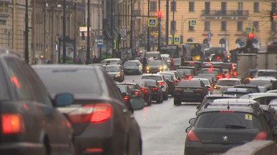 Специально закупленные городом машины начали возить петербуржцев с COVID на КТ