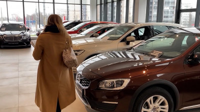 Эксперт рассказал что будет, если наценку автодилеров ограничат до 10%