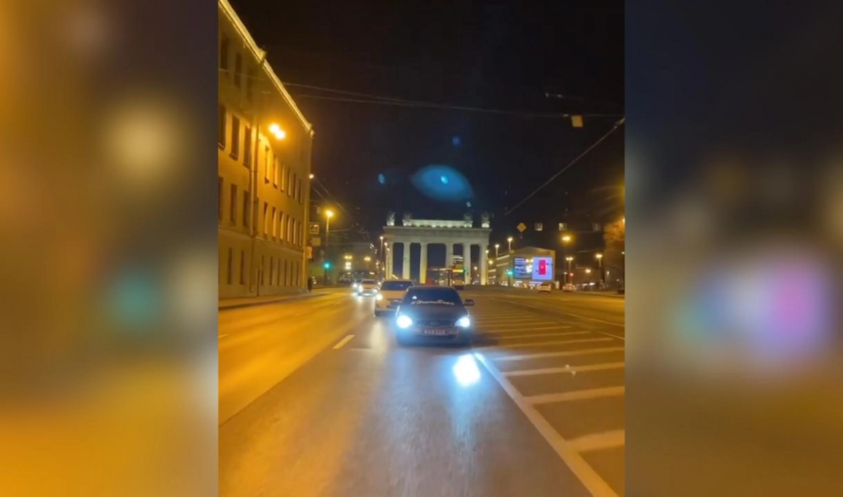 В социальной сети обсуждают ролик со стрельбой из автомата на Московском проспекте - tvspb.ru