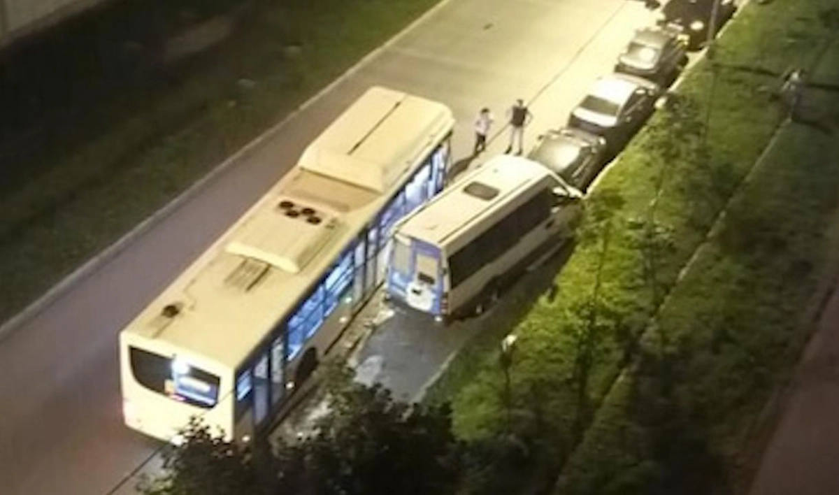 Автобус врезался в припаркованные машины на Кронштадтской улице - tvspb.ru