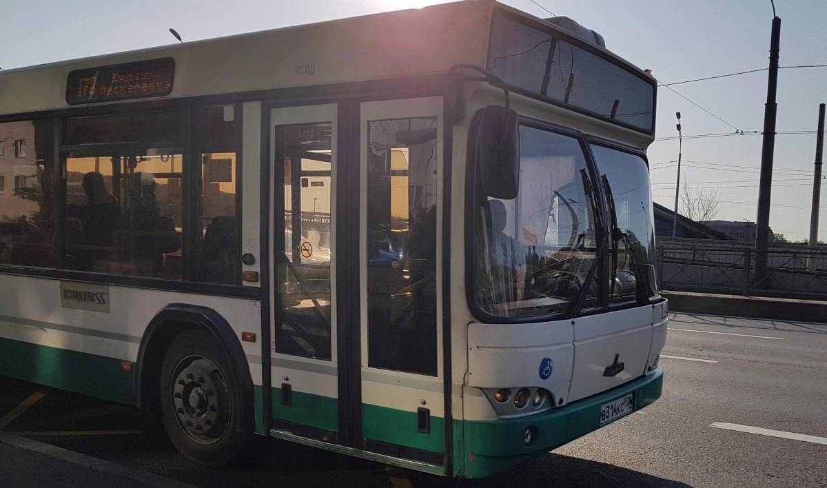 Более 1000 водителей автобусов в Петербурге оштрафовали за нарушение правил - tvspb.ru