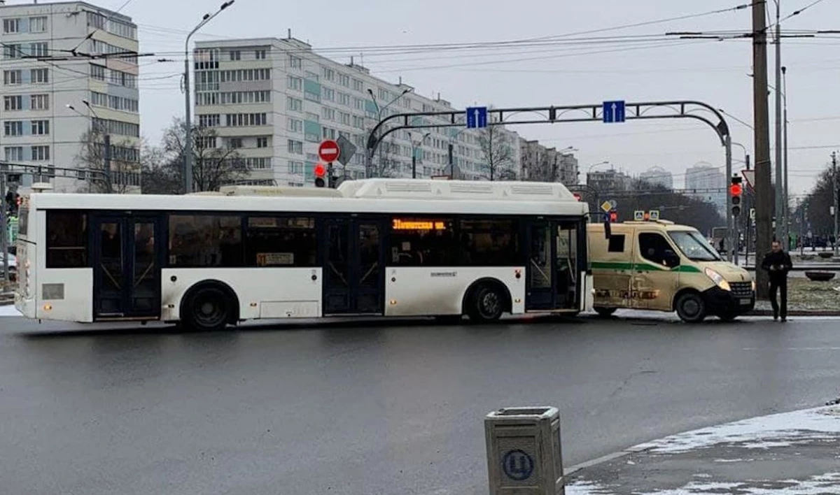 Автобус взял на таран инкассаторскую машину на Софийской улице - tvspb.ru