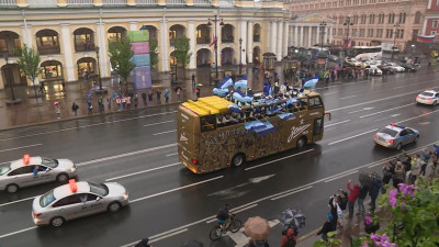 Золотой автобус «Зенита» на Невском. Видео