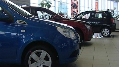 Продажи автомобилей в Петербурге продолжают падать