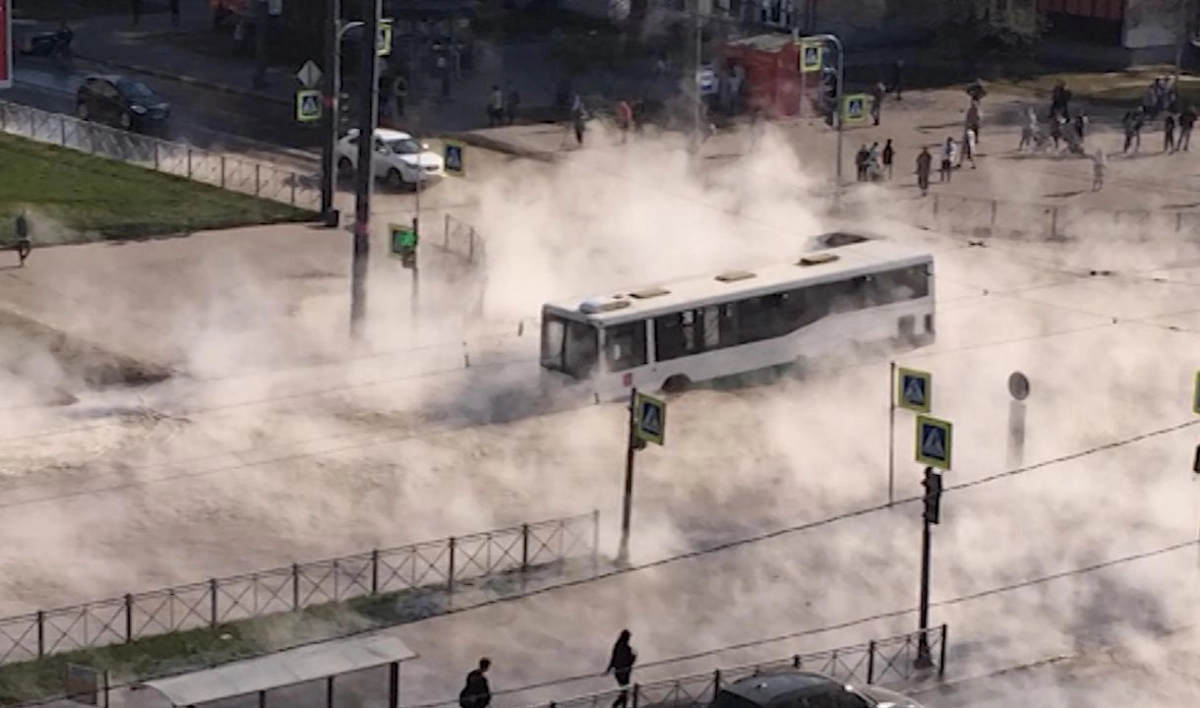 Трубу, из-за прорыва которой автобус угодил в яму с кипятком, починили - tvspb.ru