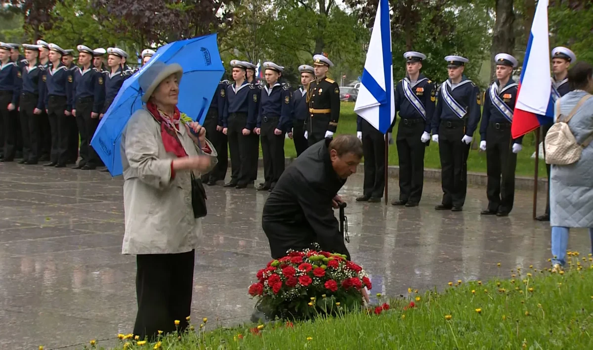 Участники автопробега «Бессмертный полк. Герои Севера» возложили цветы к мемориалу в Пушкине - tvspb.ru