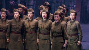 На сцене Мариинского опера «Чжэлидэ лимин цзинцяоцяо» – «А зори здесь тихие» по-китайски