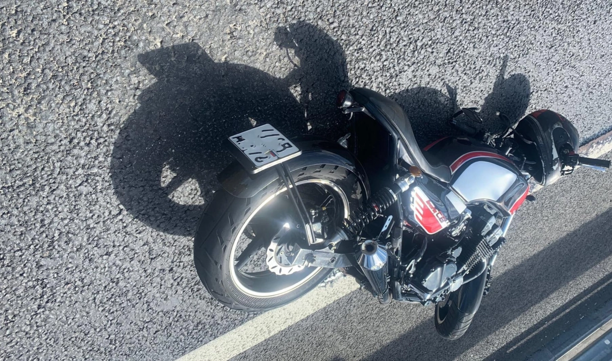 Мотоциклист попал в аварию на КАД, на месте работает скорая - tvspb.ru