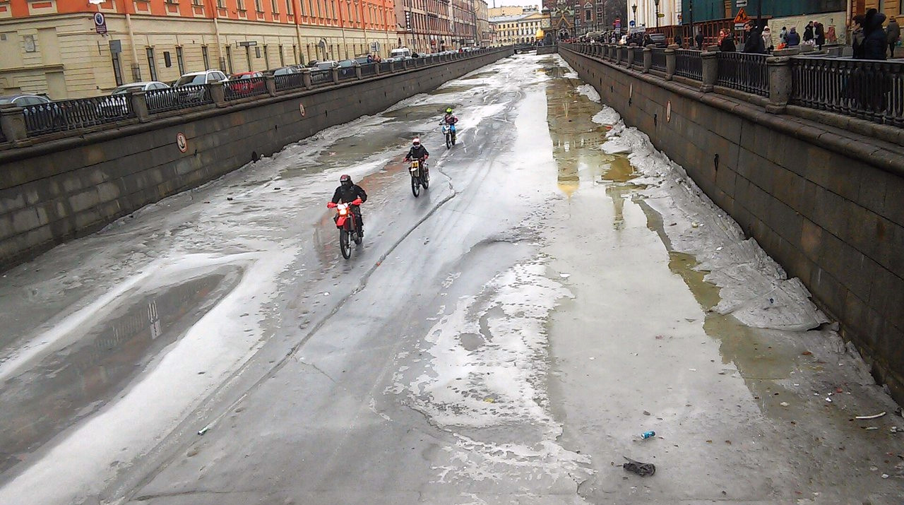 Опасно ли в санкт петербурге. Прогулки по льду Фонтанки в Санкт-Петербурге. Прогулки по льду Фонтанки. Лед в Питере. Каналы Петербурга зимой.