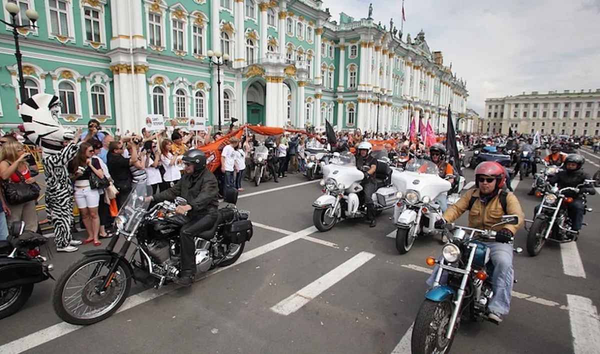 День до старта мотосезона: где и во сколько по улицам Петербурга промчится  колонна байкеров | Телеканал Санкт-Петербург