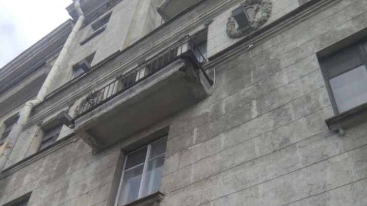 На Московском проспекте на человека с ребенком обрушился кусок балкона - tvspb.ru