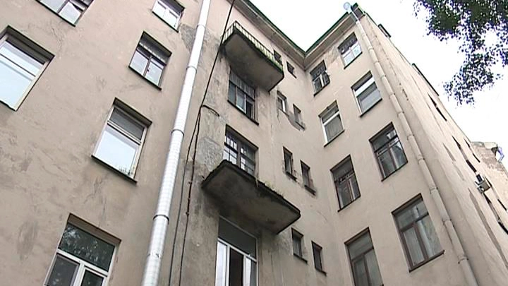 Прокуратура начала проверку по факту падения человека вместе с балконом - tvspb.ru