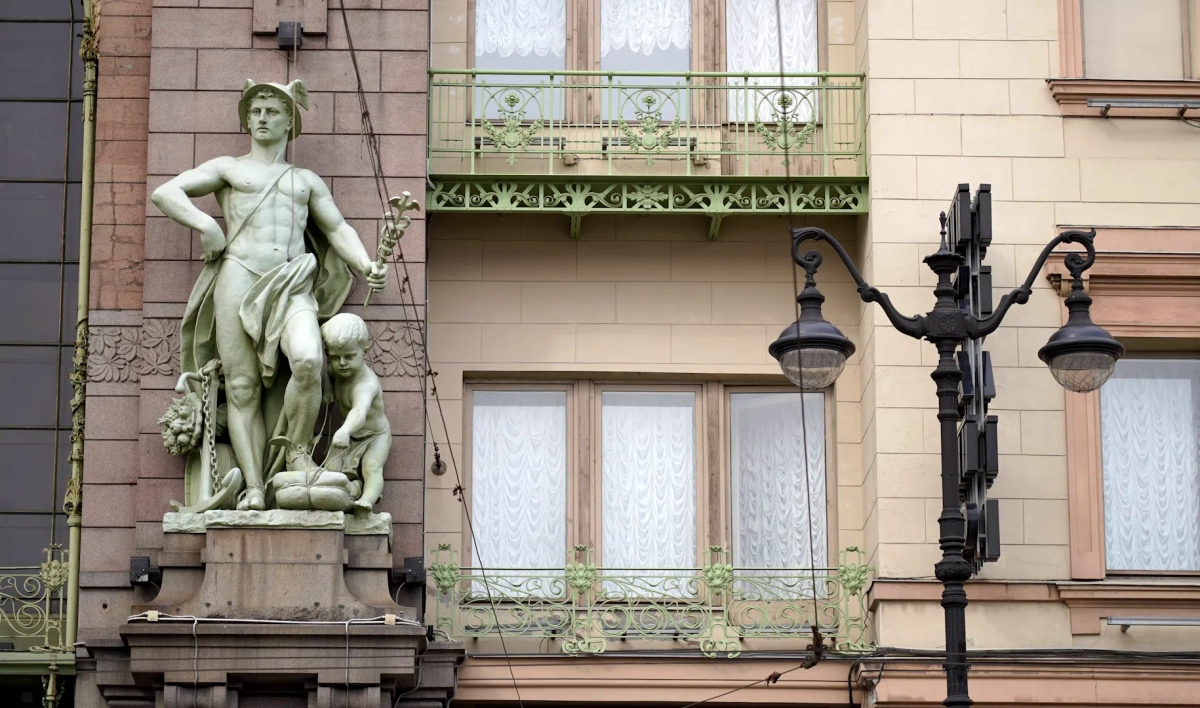 Завершили реставрацию балконных ограждений фасада Театра Комедии Акимова на Невском проспекте - tvspb.ru