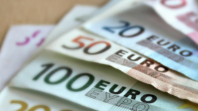 Курс евро поднялся выше 90 рублей впервые с 2016 года