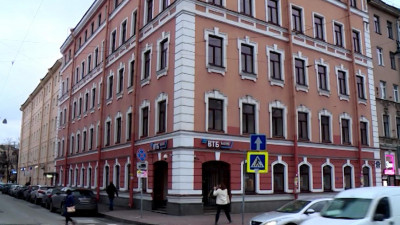 Пятиэтажное здание банка ВТБ на Лиговском проспекте выставили на продажу