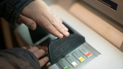 В России могут отменить комиссию за снятие денег в «чужом» банкомате