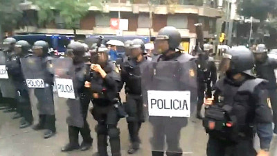 В Каталонии проходит референдум о независимости. Испанская полиция стреляет по участникам резиновыми пулями