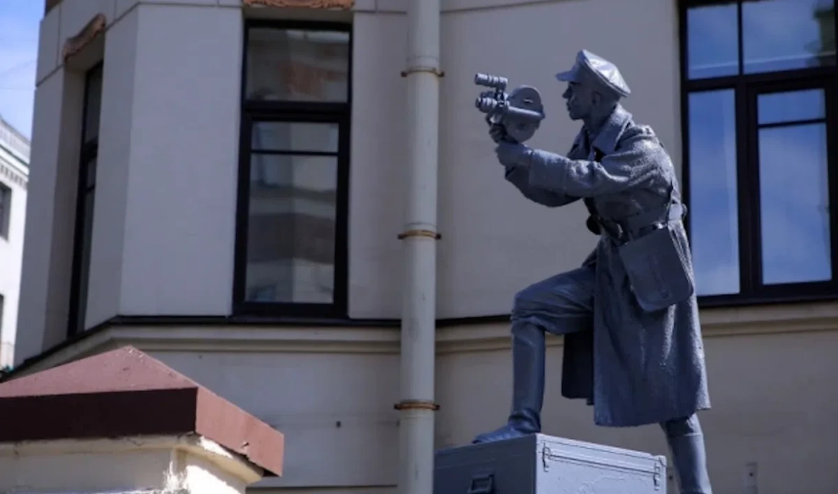 Памятник фронтовому кинооператору появился на Каменноостровском проспекте - tvspb.ru