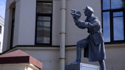 Памятник фронтовому кинооператору появился на Каменноостровском проспекте