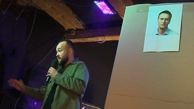 Депутат Анохин провел рэп-баттл с картонной фигурой оппозиционера Навального