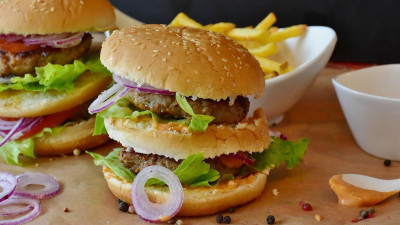 Эксперты подсчитали, кто быстрее всех в Петербурге заработает на Биг Мак