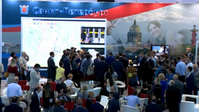 Врио губернатора Александр Беглов ознакомился с представленными на цифровом форуме разработками