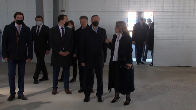 Александр Беглов оценил ход строительства нового фармацевтического комплекса в ОЭЗ