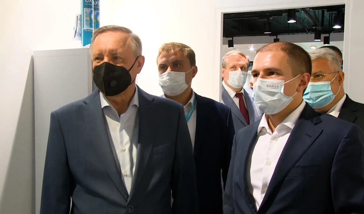 Термометрия и электронный подсчет посетителей: Александр Беглов ознакомился с работой фуд-корта в «Галерее» - tvspb.ru