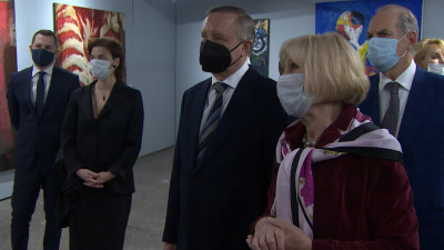 Александр Беглов открыл выставку современного искусства