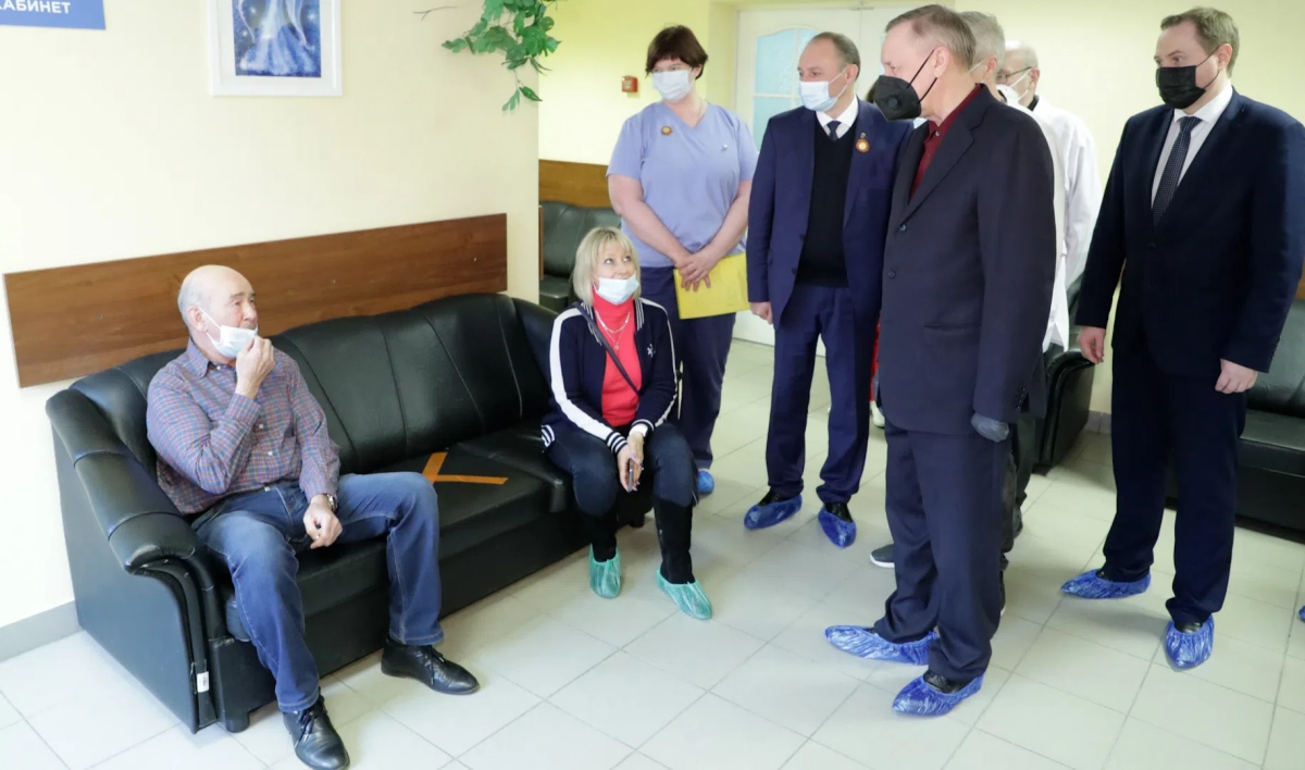 Александр Беглов посетил пункт вакцинации от COVID-19 в Зеленогорске - tvspb.ru