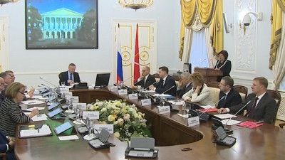 Кадровые изменения и образование: Александр Беглов провел рабочее совещание в Смольном