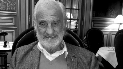 С Бельмондо прощаются под аплодисменты и музыку из фильма «Профессионал»