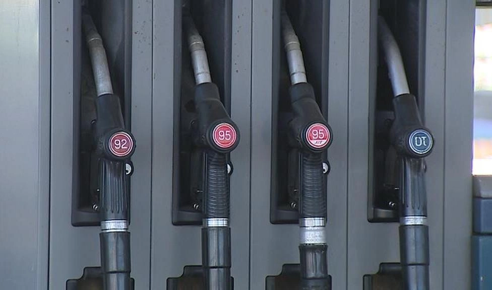СМИ: Нефтяники пообещали зафиксировать цены на бензин - tvspb.ru