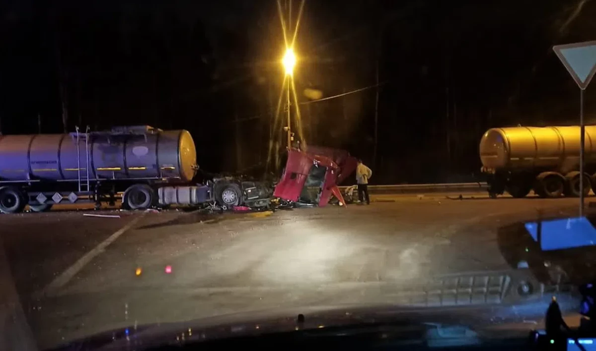 Кабина бензовоза оказалась на асфальте из-за аварии на Мурманском шоссе - tvspb.ru