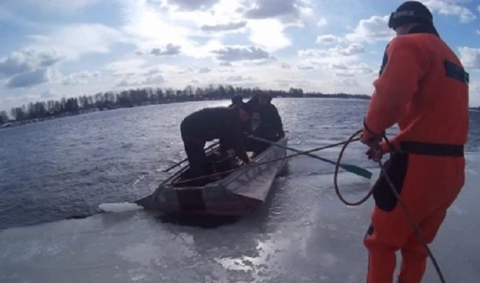 В Ленобласти спасли четырех человек, дрейфовавших по реке Неве - tvspb.ru
