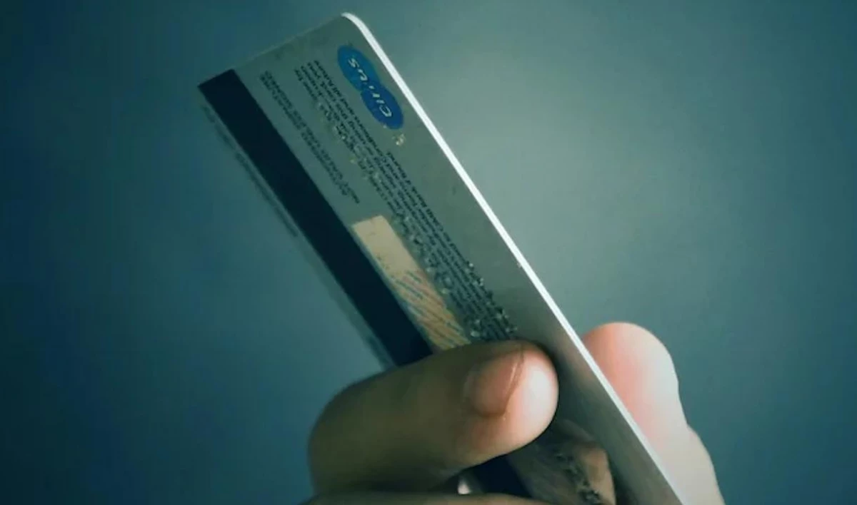 Больше 50% покупок петербуржцы оплачивают по безналичному расчету - tvspb.ru