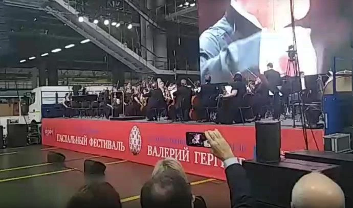 Оркестр Мариинского театра сыграл на шести «КАМАЗах» вместо сцены - tvspb.ru
